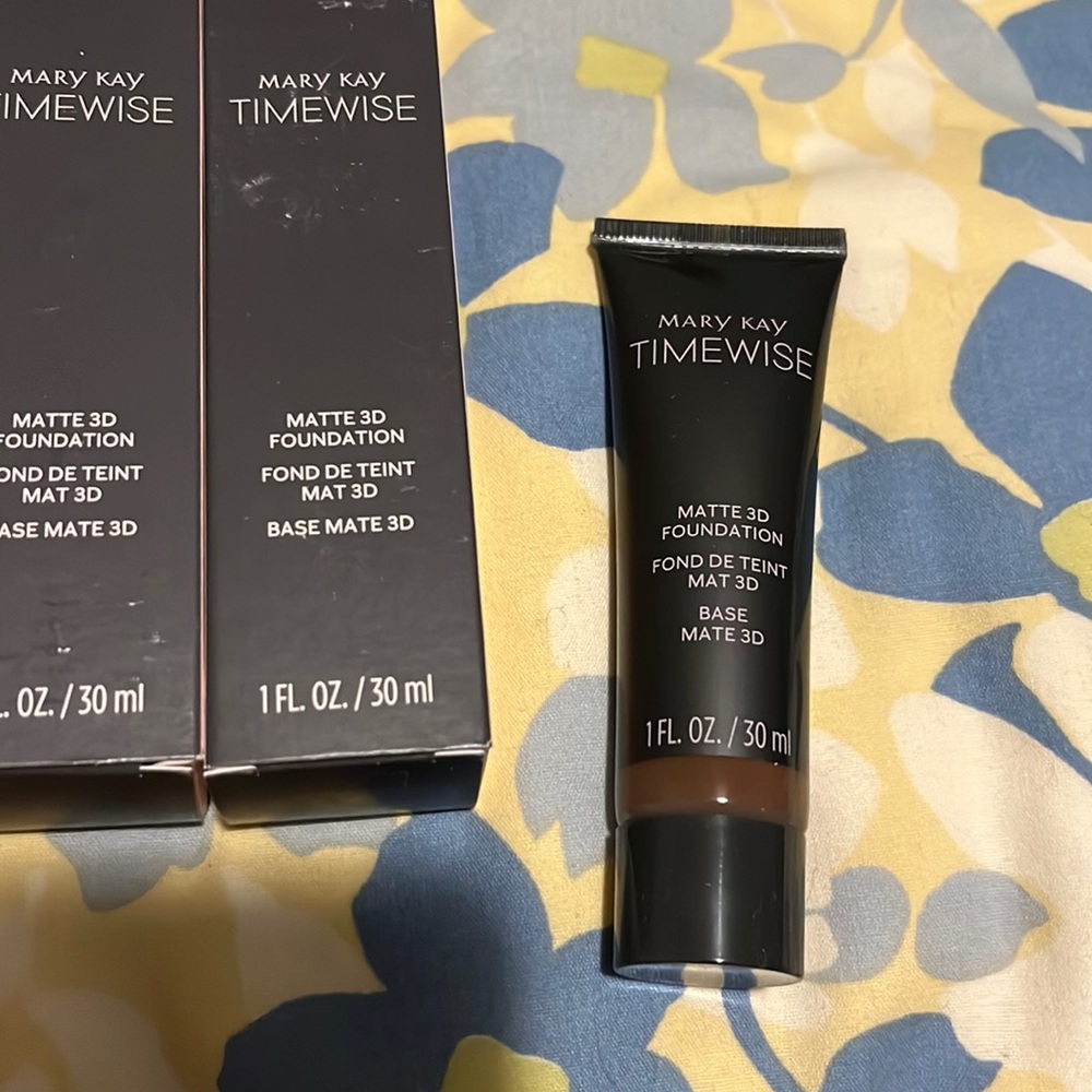 Mary Kay timewise Matte 3-D foundation in bronze cool 180. For combination-oily